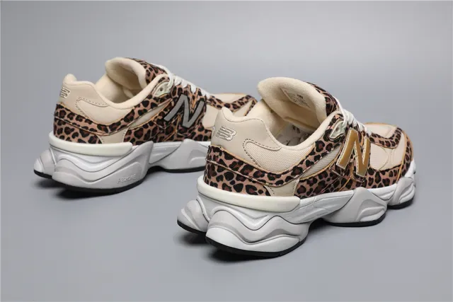 New Balance 9060 estampa de leopardo logo dourado tênis lifestyle 3