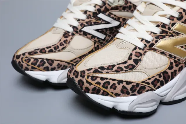New Balance 9060 estampa de leopardo logo dourado tênis lifestyle 4