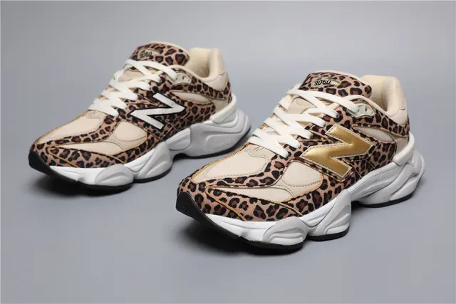 New Balance 9060 estampa de leopardo logo dourado tênis lifestyle 5