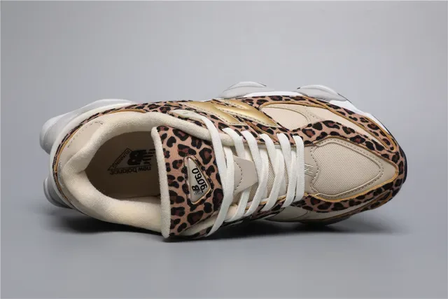 New Balance 9060 estampa de leopardo logo dourado tênis lifestyle 7
