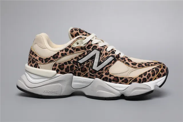 New Balance 9060 estampa de leopardo logo dourado tênis lifestyle 8