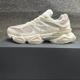 New Balance Sneakers Chunky Beige Gris Suela Midsole Sculptée Partie supérieure Mixte Suède et Maille