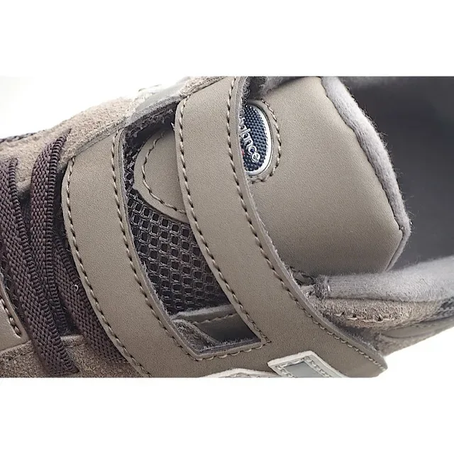New Balance Beige Blanc Chunky Midsole Fermeture Velcro Sangle Lifestyle Sneakers 17