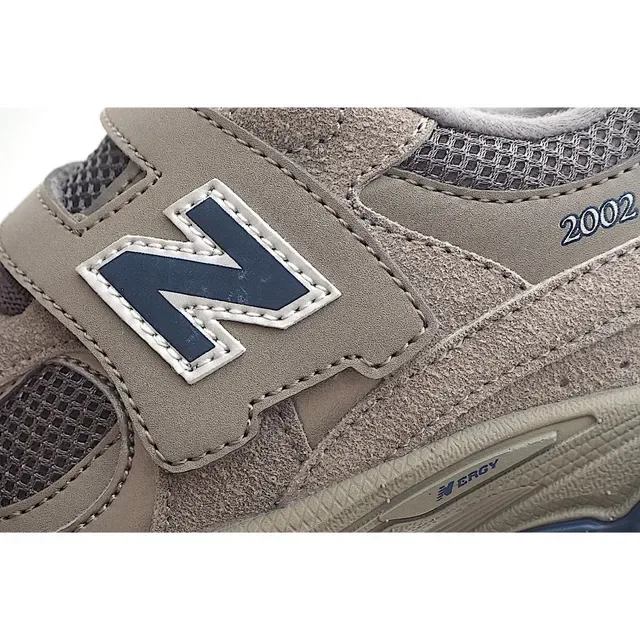 New Balance Beige Blanc Chunky Midsole Fermeture Velcro Sangle Lifestyle Sneakers 18