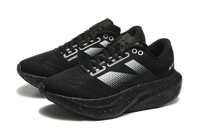 New Balance Black White الجزء العلوي من الكيت الهندسي تدرج بنصف ظلال N Logo أحذية جري 3