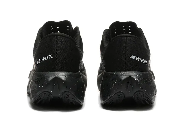 New Balance Black White الجزء العلوي من الكيت الهندسي تدرج بنصف ظلال N Logo أحذية جري 4