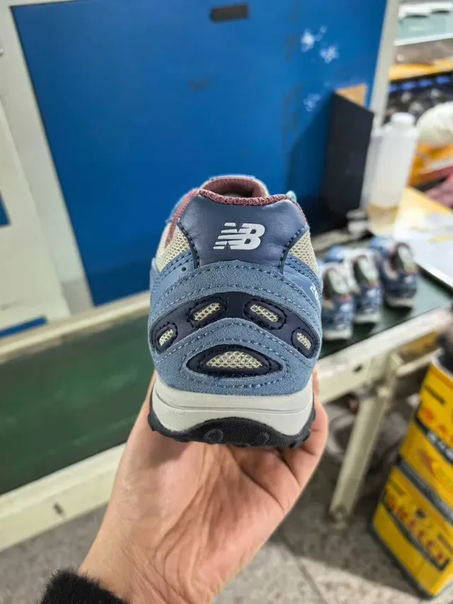 New Balance Chaussures Lifestyle Bleu Beige Upper Mesh Et Suède Layered Overlays Synthétiques Courbés 3