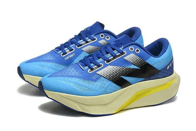 New Balance Chaussures de Running Bleu Jaune Supérieure en Mesh Engineered Superposition Géométrique Noire 3
