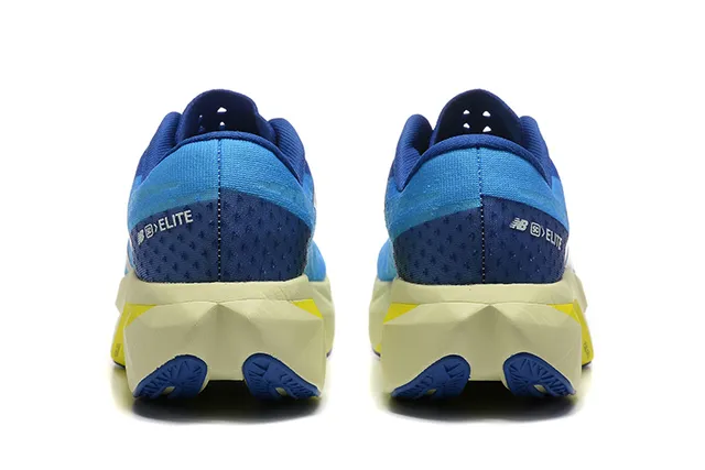 New Balance Chaussures de Running Bleu Jaune Supérieure en Mesh Engineered Superposition Géométrique Noire 4
