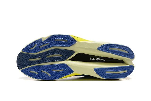 New Balance Chaussures de Running Bleu Jaune Supérieure en Mesh Engineered Superposition Géométrique Noire 5