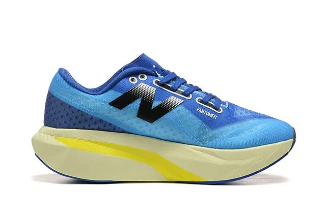 New Balance Chaussures de Running Bleu Jaune Supérieure en Mesh Engineered Superposition Géométrique Noire 6