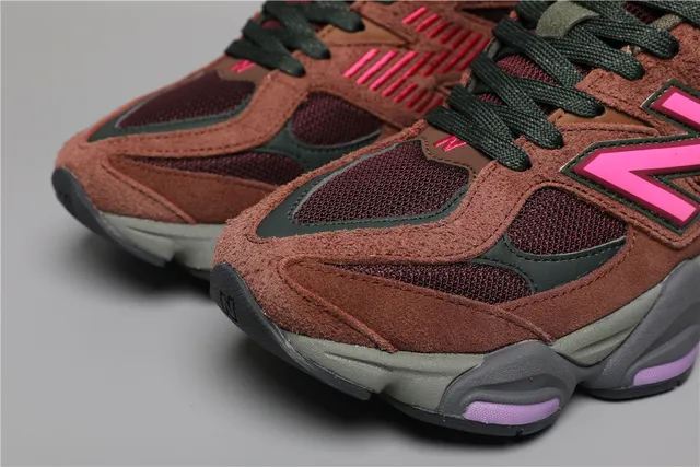 New Balance Marrom Rosa Solado multicamadas Misturado couro de camurça e malha superior Tênis chunky 4