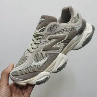 New Balance Zapatillas Chunky Gris Beige con Silueta de Malla y Superposición de Ante