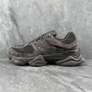 New Balance رمادي أحادي اللون داكن سويد و شبكة جزء علوي أحذية رياضية كثيفة