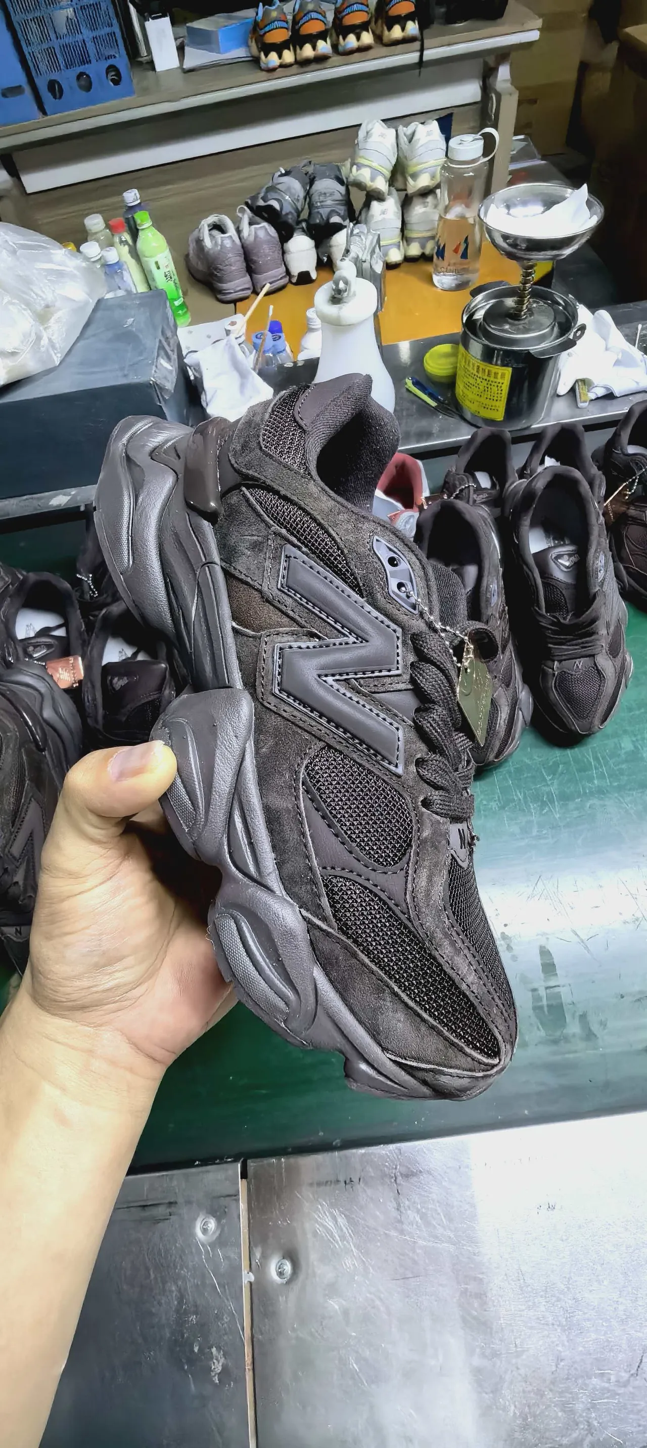 New Balance Cinza monocromático couro de camurça escuro e malha parte superior tênis chunky 2