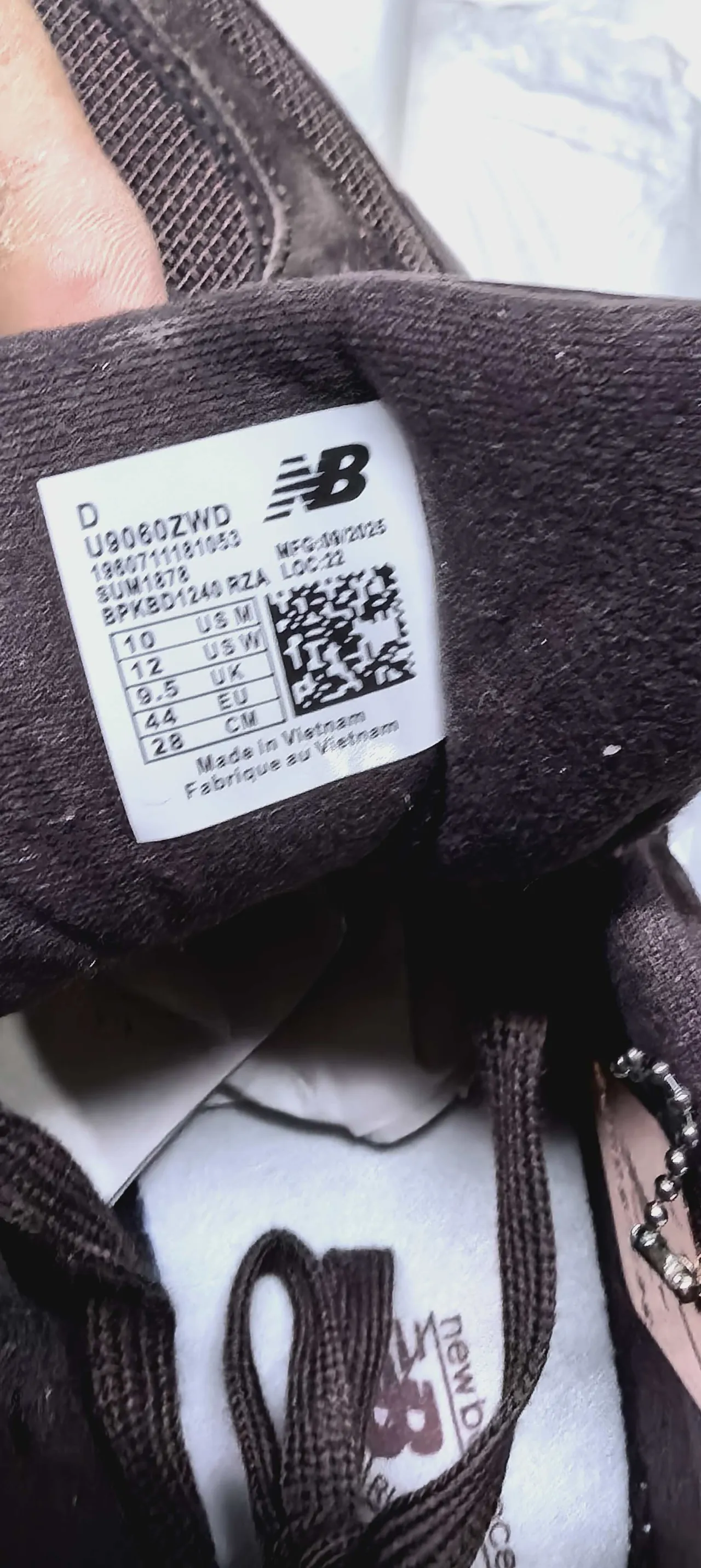 New Balance Cinza monocromático couro de camurça escuro e malha parte superior tênis chunky 3