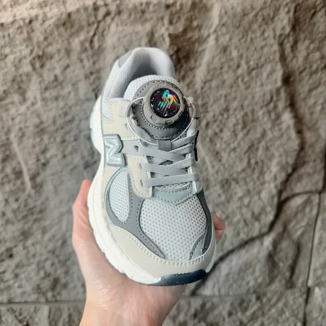 New Balance Chaussures Lifestyle Gris Blanc avec Médiasole Chunky Maille et Recouvrement Synthétique 11