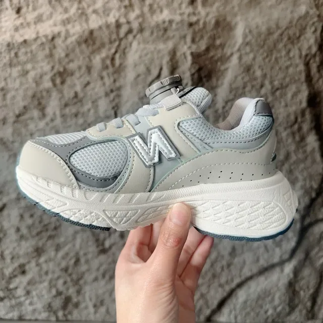 New Balance Chaussures Lifestyle Gris Blanc avec Médiasole Chunky Maille et Recouvrement Synthétique 15