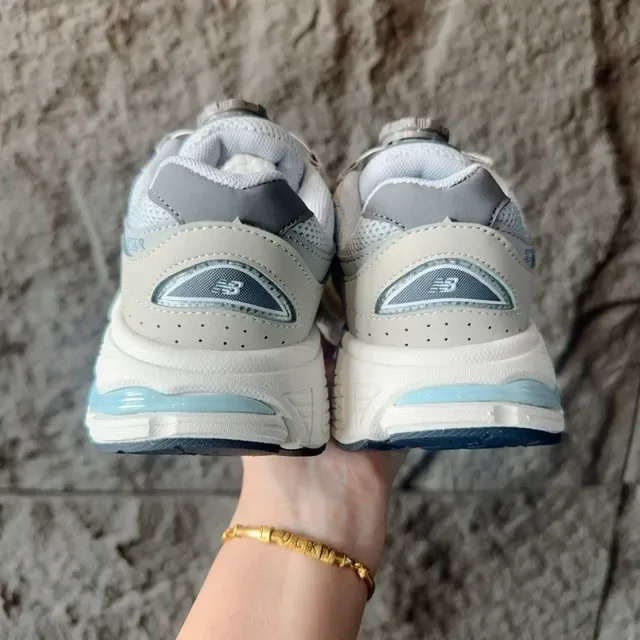 New Balance Chaussures Lifestyle Gris Blanc avec Médiasole Chunky Maille et Recouvrement Synthétique 16