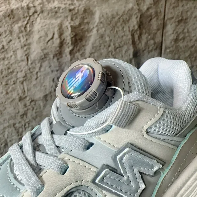 New Balance Chaussures Lifestyle Gris Blanc avec Médiasole Chunky Maille et Recouvrement Synthétique 18