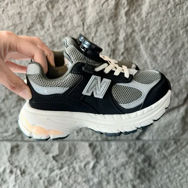 New Balance Chaussures Lifestyle Gris Blanc avec Médiasole Chunky Maille et Recouvrement Synthétique 19