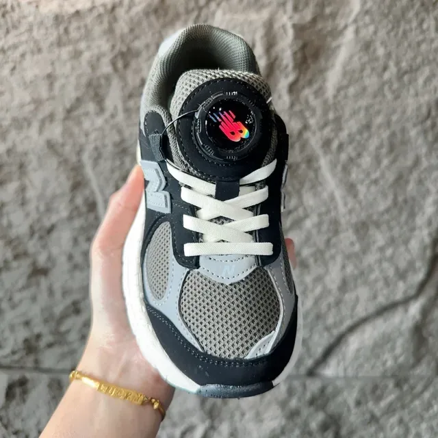 New Balance Chaussures Lifestyle Gris Blanc avec Médiasole Chunky Maille et Recouvrement Synthétique 20