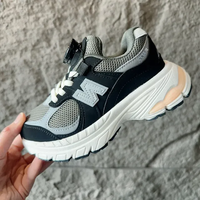 New Balance Chaussures Lifestyle Gris Blanc avec Médiasole Chunky Maille et Recouvrement Synthétique 21
