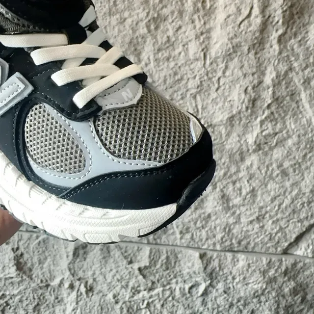 New Balance Chaussures Lifestyle Gris Blanc avec Médiasole Chunky Maille et Recouvrement Synthétique 23