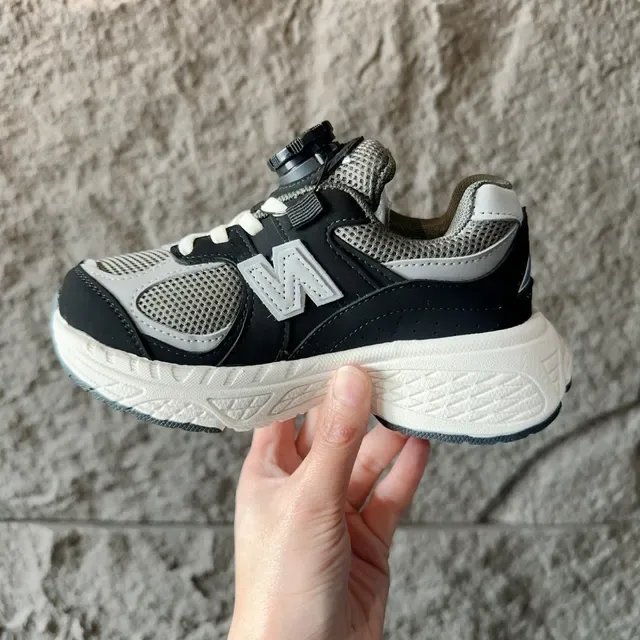 New Balance Chaussures Lifestyle Gris Blanc avec Médiasole Chunky Maille et Recouvrement Synthétique 24