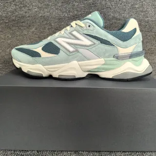 New Balance Vert Bleu Midsole Sculpté Upper Mixtes Suède et Maille Sneakers Chunky