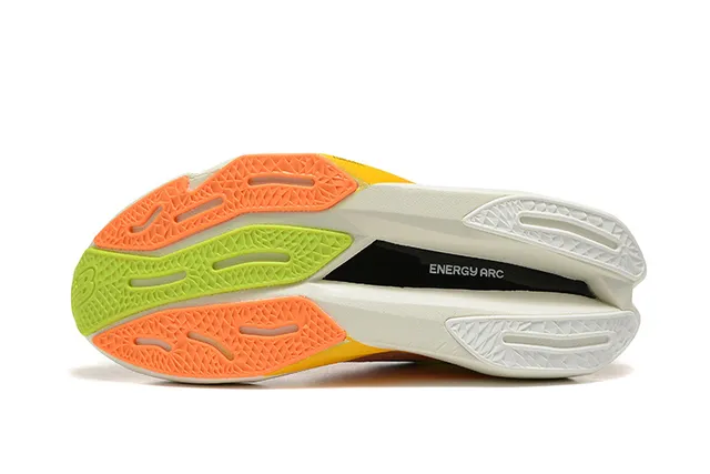 New Balance Verde Branco Camada superior de malha engenheirada Sobreposição de gaiola geométrica preta Tênis de corrida 3