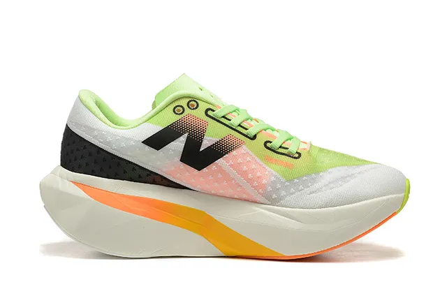 New Balance Verde Branco Camada superior de malha engenheirada Sobreposição de gaiola geométrica preta Tênis de corrida 4