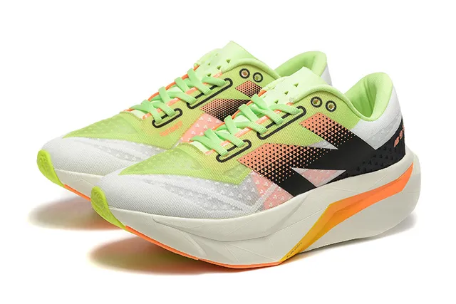 New Balance Verde Branco Camada superior de malha engenheirada Sobreposição de gaiola geométrica preta Tênis de corrida 6