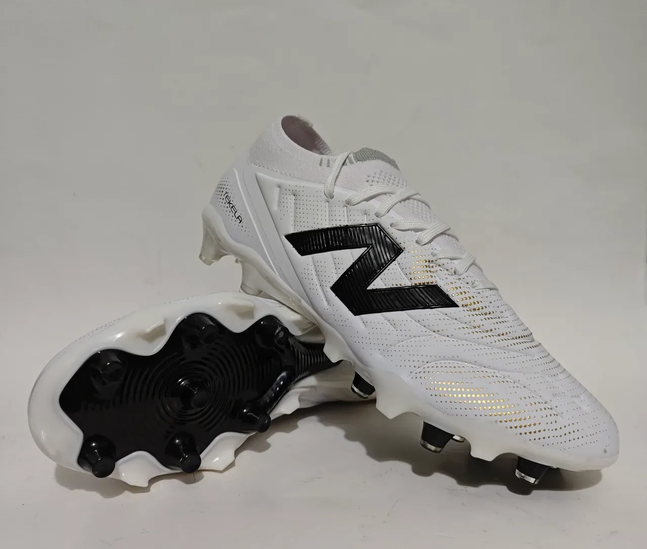 New Balance Blanc Noir Low-Cut Knit Upper Système de lacets asymétrique Firm-Ground Chaussures de football 11