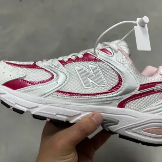 New Balance blanco rosa malla y construcción sintética superposición acento magenta piping lifestyle sneakers