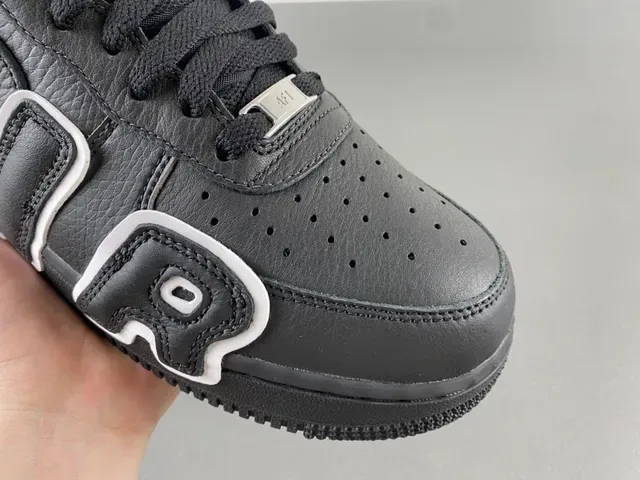 Nike Air Force 1 Noir Blanc Cuir Supérieur Logo Oversized Sneakers Lifestyle 2