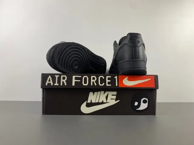 Nike Air Force 1 Noir Blanc Cuir Supérieur Logo Oversized Sneakers Lifestyle 16