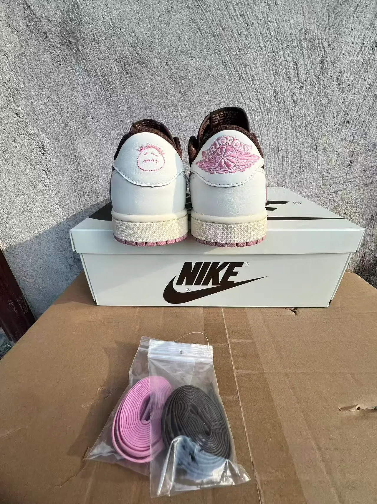 Nike Air Jordan 1 Low Marron Blanc Rose Sneakers Lifestyle 9