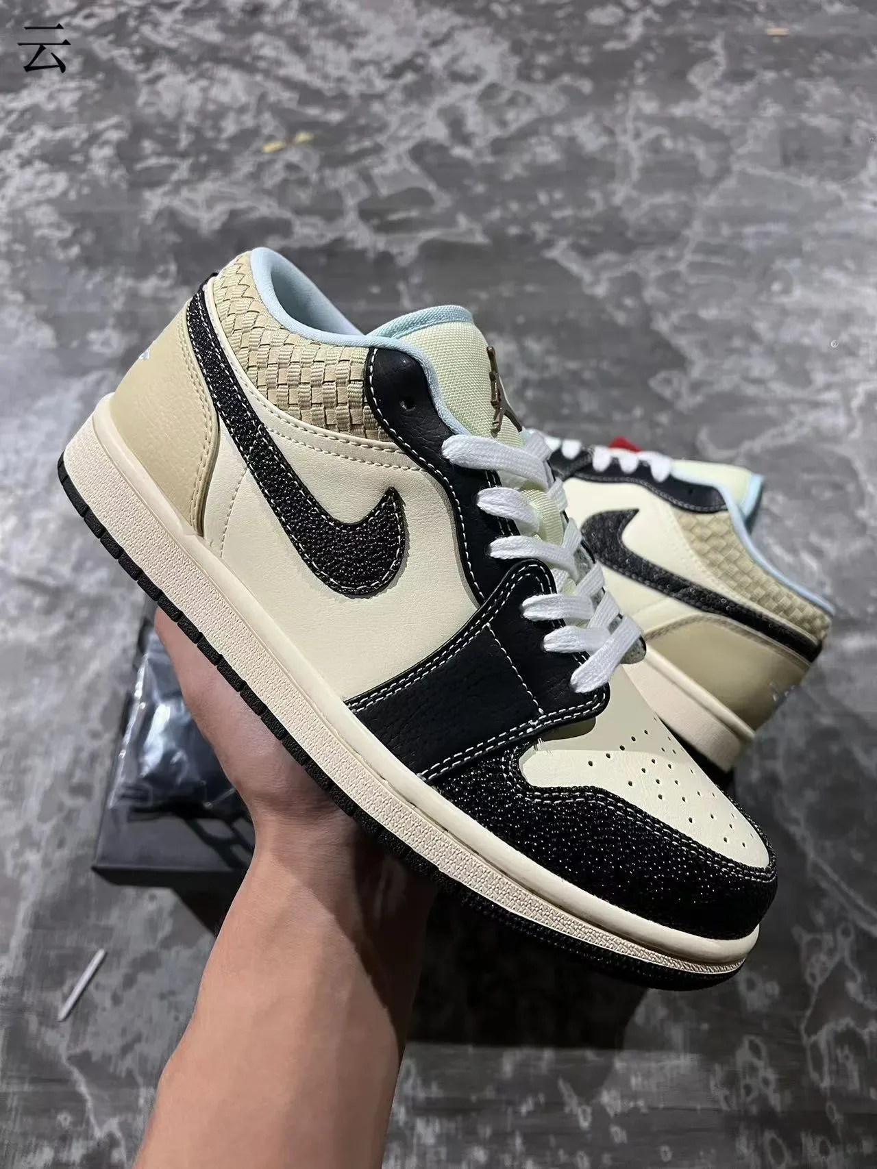 Nike Air Jordan 1 Low Cream et Noir Lifestyle Sneakers 2