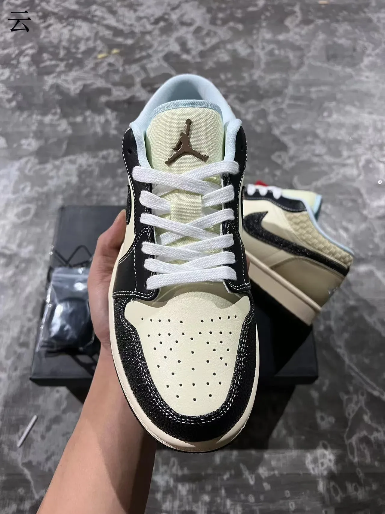 Nike Air Jordan 1 Low Cream et Noir Lifestyle Sneakers 3