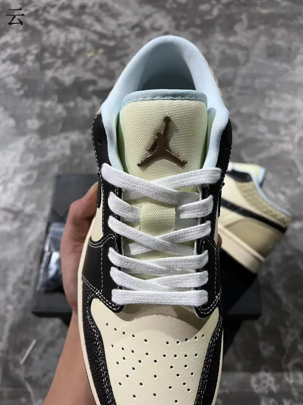 Nike Air Jordan 1 Low Cream et Noir Lifestyle Sneakers 4