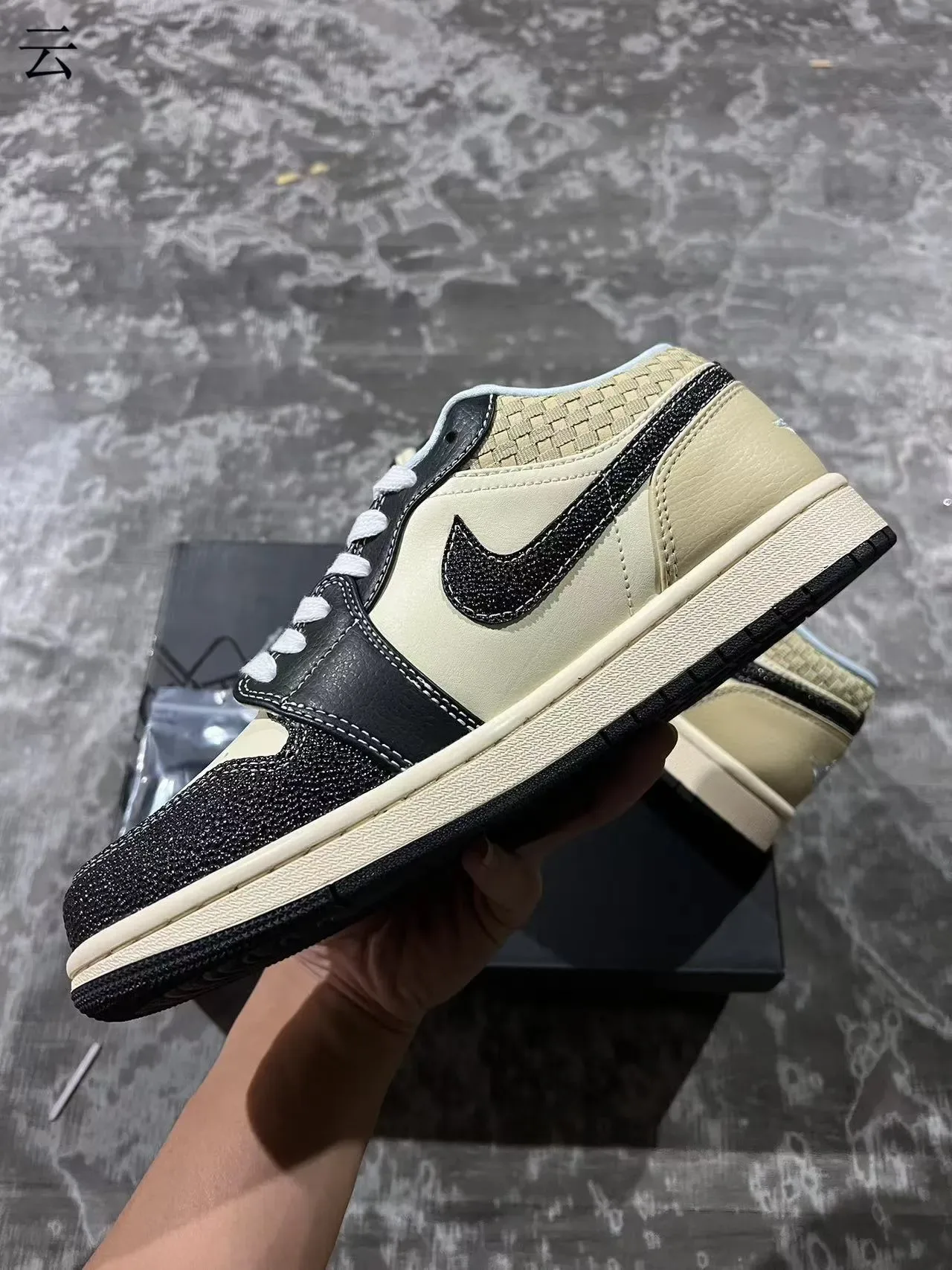 Nike Air Jordan 1 Low Cream et Noir Lifestyle Sneakers 5