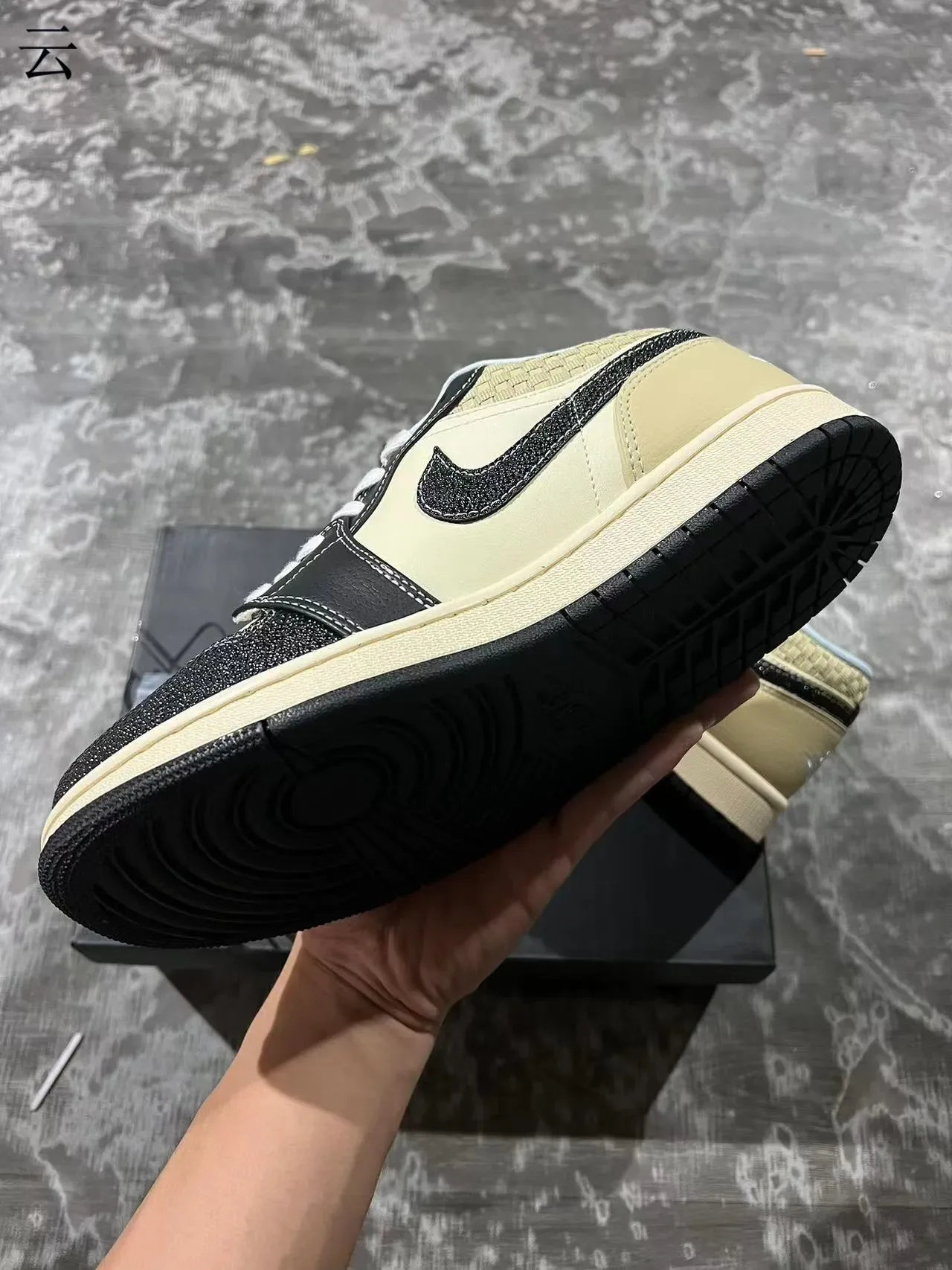 Nike Air Jordan 1 Low Cream et Noir Lifestyle Sneakers 6