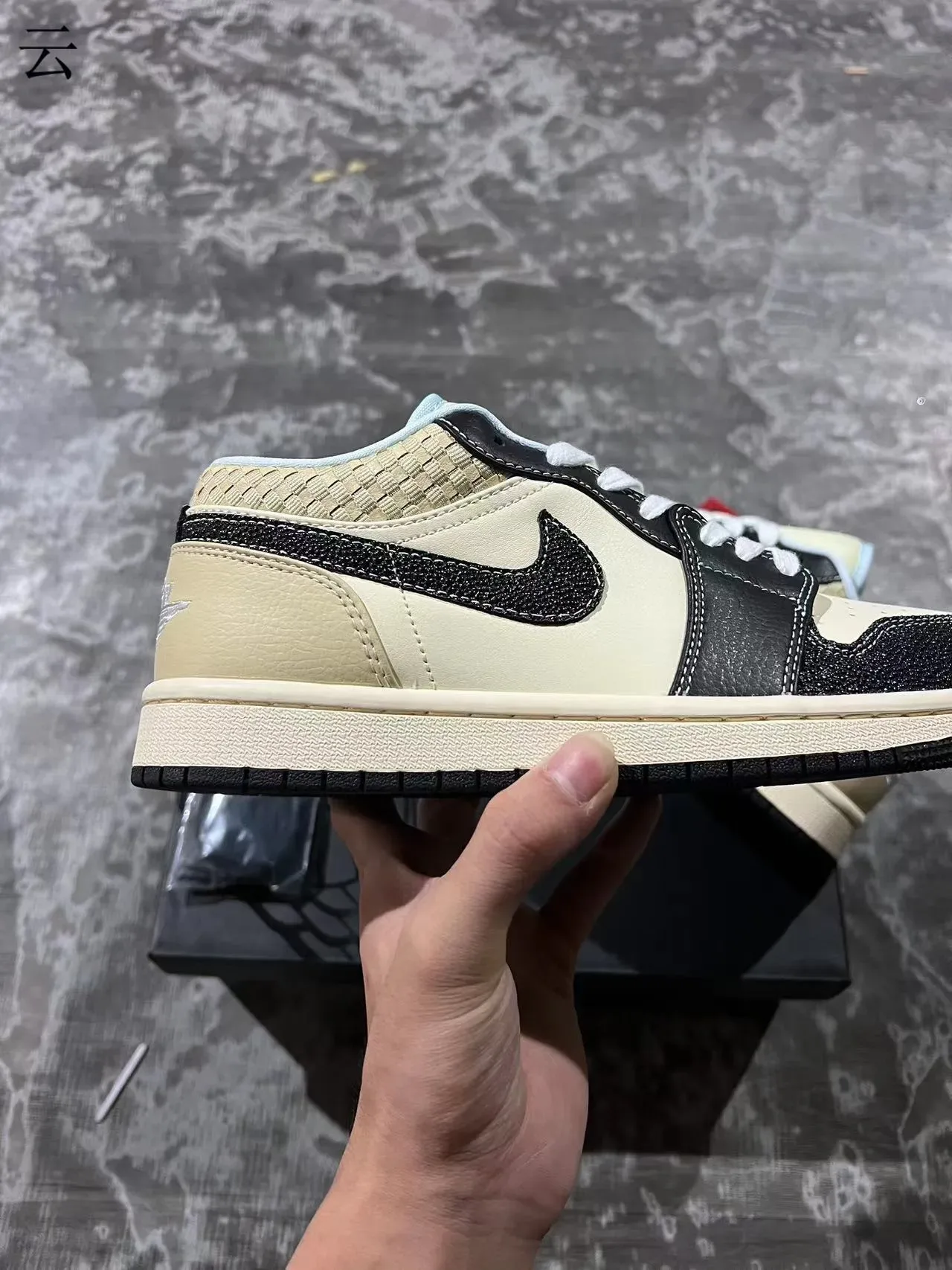 Nike Air Jordan 1 Low Cream et Noir Lifestyle Sneakers 7