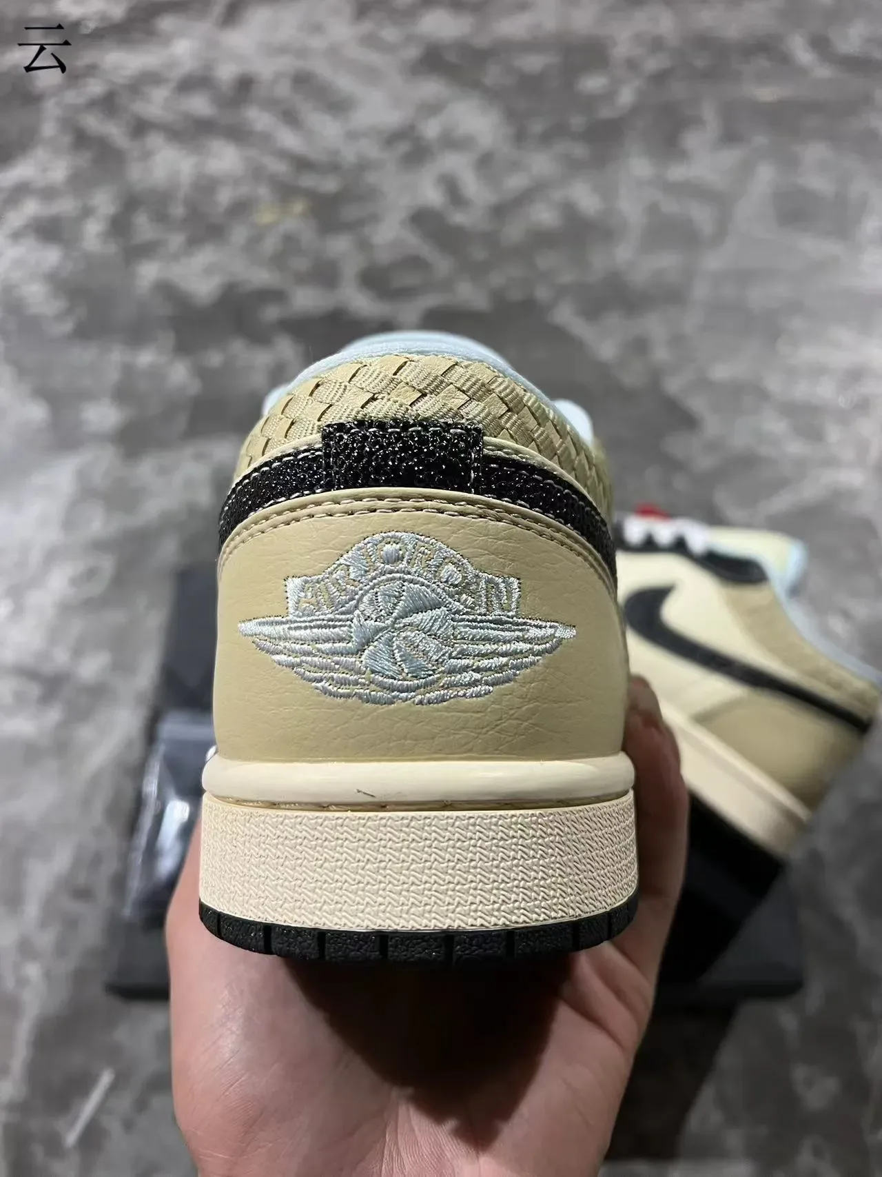 Nike Air Jordan 1 Low Cream et Noir Lifestyle Sneakers 8