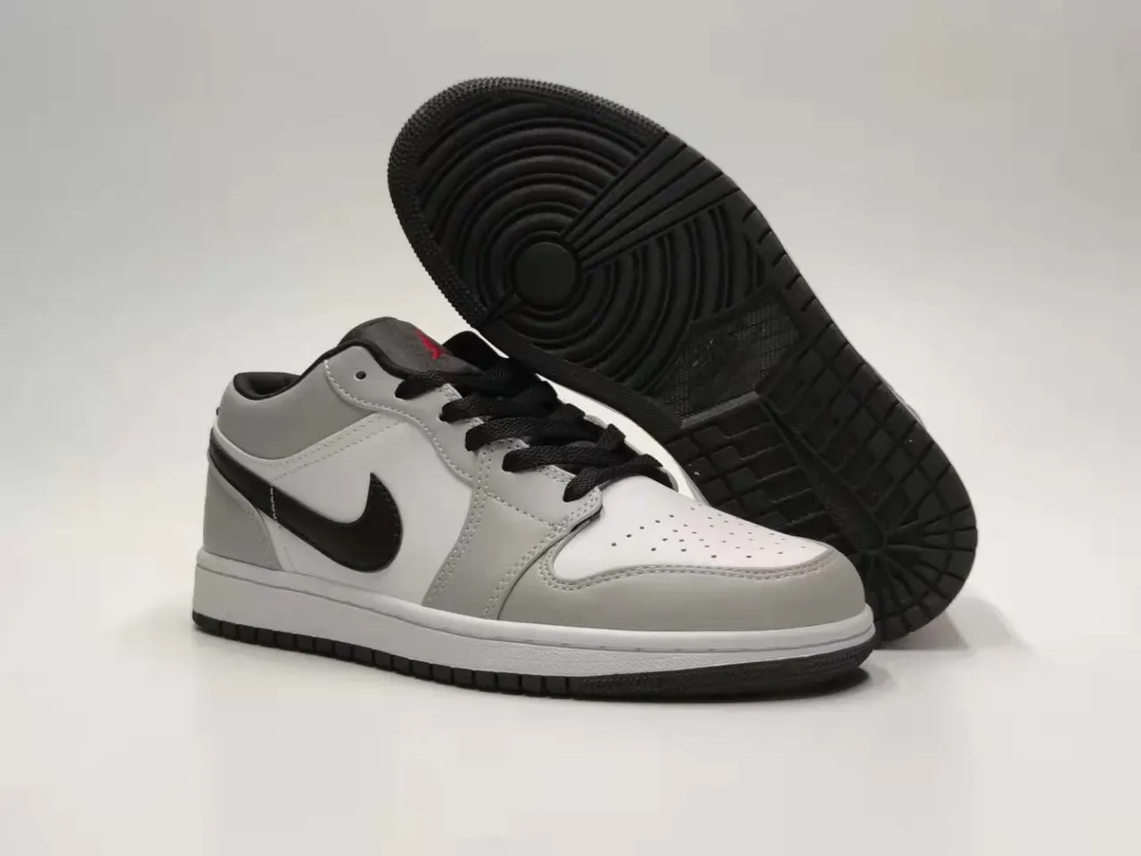 Nike Air Jordan 1 Low Gris Blanc Noir Chaussures Lifestyle 2