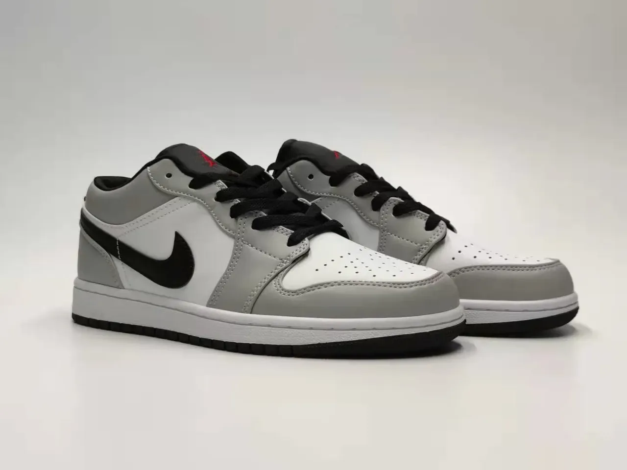 Nike Air Jordan 1 Low Gris Blanc Noir Chaussures Lifestyle 3