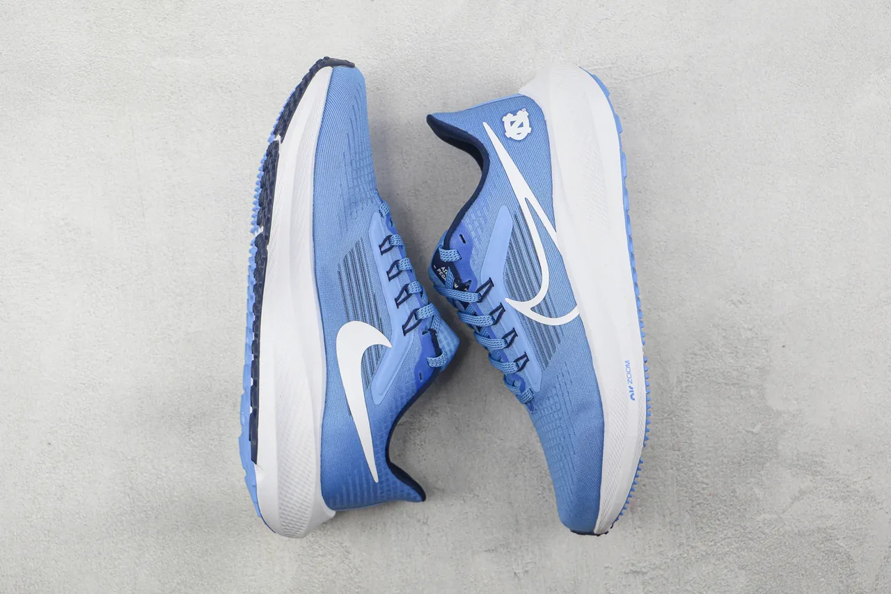 Nike Air Zoom Pegasus North Carolina Tar Heels zapatos de correr 2