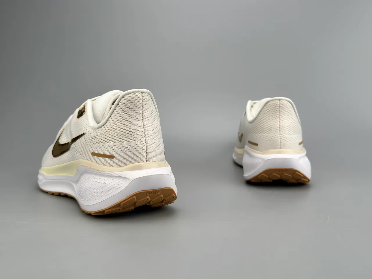 Nike Beige Gold Engineered Mesh Upper Metallic Swoosh Running Shoes 8