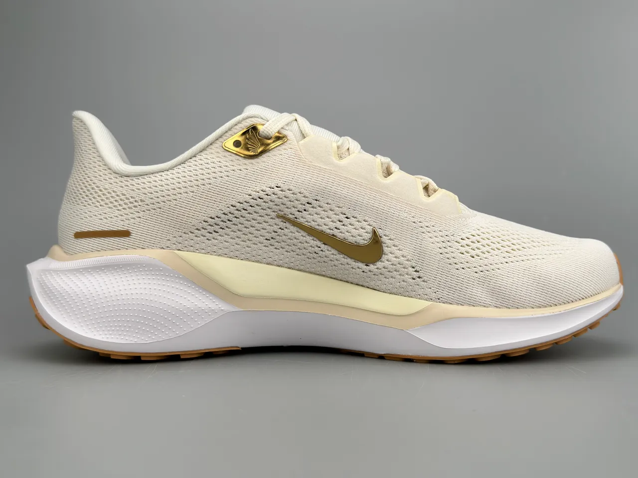 Nike Beige Gold Engineered Mesh Upper Metallic Swoosh Running Shoes 10